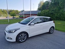 Vit Begagnad 2015 Hyundai i20 Premium Halvkombi | 79 000 kr (Marknadspris)
