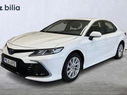 Vit Begagnad 2022 Toyota Camry Hybrid Active Sedan | 349 900 kr (Marknadspris)