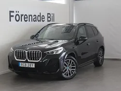 Svart (safirsvart metallic ) Ny 2025 BMW X1 M Sport SUV | 619 100 kr (Marknadspris)