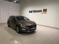 Brun Begagnad 2016 Volvo V60 CC Summum Kombi | 229 500 kr (Marknadspris)