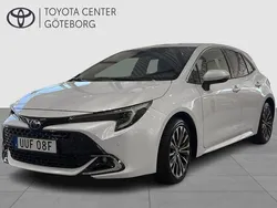 Vit Begagnad 2024 Toyota Corolla Hybrid Halvkombi | 299 900 kr (Marknadspris)