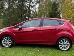 Röd Begagnad 2016 Ford Fiesta Titanium Halvkombi | 71 900 kr (Marknadspris)