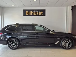 Svart Begagnad 2022 BMW 530e M Sport Kombi | 404 800 kr (Marknadspris)