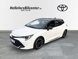 Vit Begagnad 2022 Toyota Corolla Hybrid Play Halvkombi | 269 500 kr (Marknadspris)