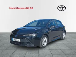 Svart Begagnad 2022 Toyota Corolla Hybrid Active Halvkombi | 229 000 kr (Marknadspris)