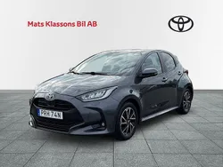Mörkgrå Begagnad 2022 Toyota Yaris Hybrid Active Halvkombi | 219 000 kr (Marknadspris)