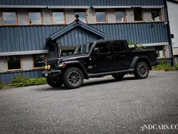 Svart Begagnad 2020 Jeep Gladiator Overland SUV | 649 900 kr