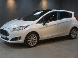 Vit Begagnad 2016 Ford Fiesta Titanium Halvkombi | 89 900 kr (Marknadspris)