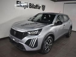 Grå (gråmetallic) Ny 2025 Peugeot 2008 Style SUV | 302 750 kr (Marknadspris)