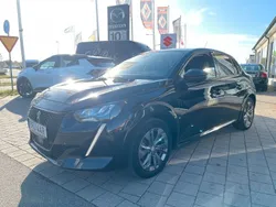 Svart (svart metallic) Begagnad 2021 Peugeot e-208 Allure Halvkombi | 166 000 kr
