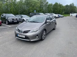Brun Begagnad 2014 Toyota Auris Hybrid Comfort Halvkombi | 139 900 kr (Marknadspris)