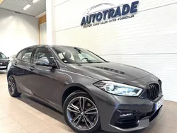 Grå Begagnad 2020 BMW 118 Sport Line Halvkombi | 224 900 kr (Marknadspris)