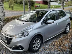 Grå Begagnad 2015 Peugeot 208 Halvkombi | 53 000 kr (Marknadspris)
