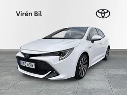 Vit Begagnad 2021 Toyota Corolla Hybrid Style Halvkombi | 234 000 kr (Marknadspris)