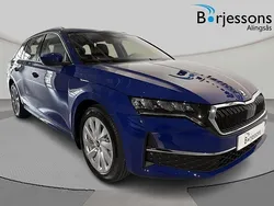 Blå Ny 2025 Skoda Octavia Selection Kombi | 366 100 kr (Marknadspris)