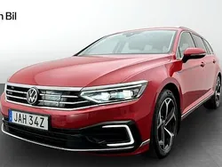 Röd (tornado red) Begagnad 2023 VW Passat Executive Kombi | 379 900 kr (Bra pris)