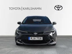 Mörkgrå Begagnad 2024 Toyota Corolla Style Kombi | 314 900 kr (Marknadspris)