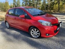 Röd Begagnad 2014 Toyota Yaris Active Halvkombi | 63 000 kr (Marknadspris)
