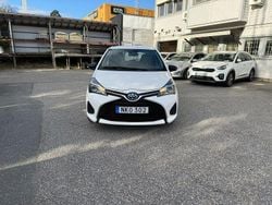 Vit Begagnad 2016 Toyota Yaris Hybrid Active Halvkombi | 89 900 kr (Marknadspris)