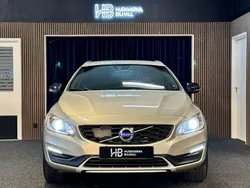 Ljusbrun (brun) Begagnad 2018 Volvo V60 CC Momentum Kombi | 189 900 kr (Superpris)