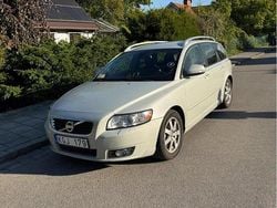 Vit Begagnad 2012 Volvo V50 Momentum Kombi | 44 000 kr (Marknadspris)