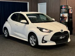 Vit Begagnad 2022 Toyota Yaris Hybrid Halvkombi | 184 900 kr (Bra pris)