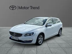 Vit Begagnad 2016 Volvo V60 Momentum Kombi | 174 900 kr (Marknadspris)