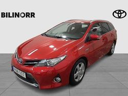 Mörkröd Begagnad 2015 Toyota Auris Touring Sports Edition Kombi | 139 000 kr (Marknadspris)