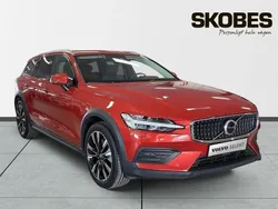 Röd Begagnad 2024 Volvo V60 CC Core Kombi | 455 500 kr (Marknadspris)