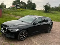 Svart Begagnad 2020 Volvo V60 Momentum Kombi | 235 000 kr (Marknadspris)