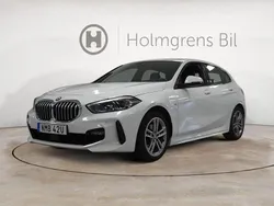 Vit Begagnad 2022 BMW 118 M Sport Halvkombi | 274 500 kr (Marknadspris)