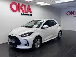 Vit Begagnad 2023 Toyota Yaris Hybrid Active Halvkombi | 199 900 kr (Marknadspris)