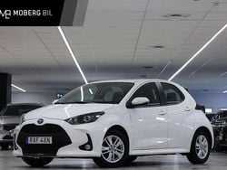 Vit Begagnad 2023 Toyota Yaris Hybrid Active Halvkombi | 234 900 kr (Marknadspris)
