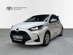 Vit Begagnad 2023 Toyota Yaris Hybrid Active Halvkombi | 234 900 kr (Marknadspris)