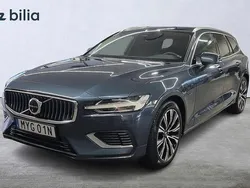 Mörkblå Begagnad 2022 Volvo V60 Core Kombi | 399 000 kr (Marknadspris)