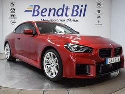 Röd (fire red metallic) Begagnad 2024 BMW M2 Comfort Edition Sportkupé | 799 500 kr (Marknadspris)