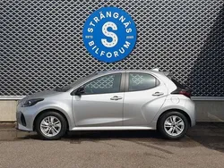 Grå Ny 2025 Mazda 2 Center-Line Halvkombi | 253 400 kr (Marknadspris)