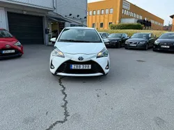 Vit Begagnad 2017 Toyota Yaris Hybrid Active Halvkombi | 134 900 kr (Marknadspris)