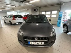 Grå (premium silver (m)) Begagnad 2023 Suzuki Swift Halvkombi | 244 860 kr (Dyr)