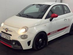 Vit Begagnad 2017 Abarth 595 Halvkombi | 137 900 kr (Marknadspris)