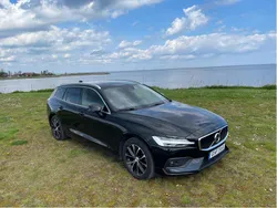 Svart Begagnad 2020 Volvo V60 Momentum Kombi | 235 000 kr (Marknadspris)
