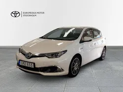 Vit Begagnad 2018 Toyota Auris Hybrid Executive Halvkombi | 194 900 kr (Lite dyr)
