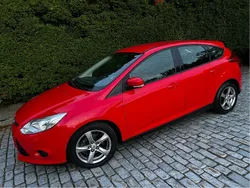 Röd Begagnad 2013 Ford Focus Trend Halvkombi | 44 900 kr (Marknadspris)
