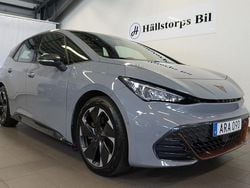 Ljusgrå (grå) Begagnad 2023 Cupra Born e-Boost Halvkombi | 279 900 kr (Marknadspris)