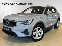 Grå Begagnad 2023 Volvo XC40 Core SUV | 349 900 kr (Marknadspris)