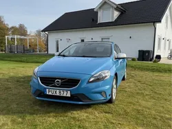Blå Begagnad 2016 Volvo V40 R-Design Kombi | 155 000 kr (Marknadspris)