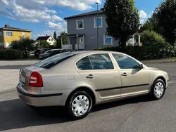 Ljusbrun (brun) Begagnad 2005 Skoda Octavia Halvkombi | 28 000 kr (Lite dyr)