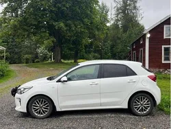 Vit Begagnad 2018 Kia Rio Advance Halvkombi | 95 000 kr (Superpris)