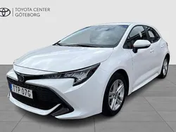 Vit Begagnad 2022 Toyota Corolla Hybrid Active Halvkombi | 229 900 kr (Bra pris)