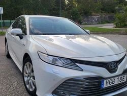 Vit Begagnad 2020 Toyota Camry Hybrid Executive Sedan | 165 000 kr (Dyr)